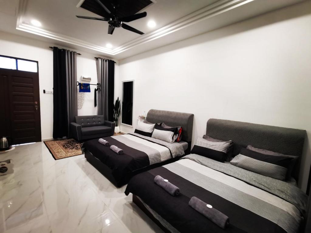 瓜拉丁加奴MINI HOTEL CONCEPT的一间卧室配有两张床和吊扇