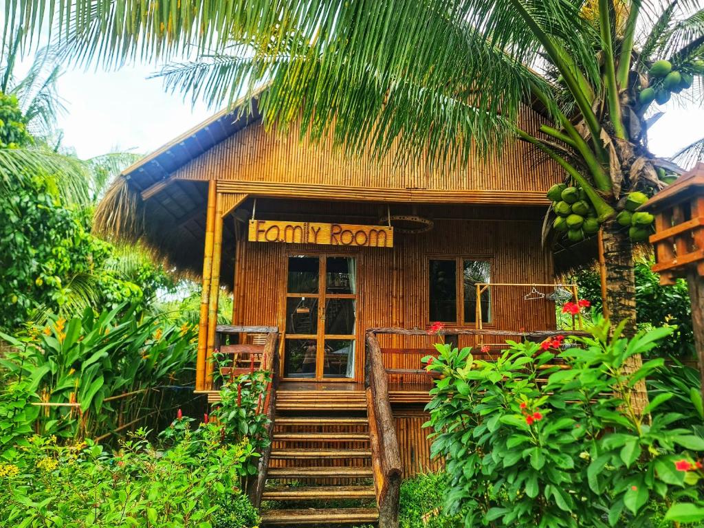 芹苴Bamboo Eco Village的带有 ⁇ 香山间标志的房子