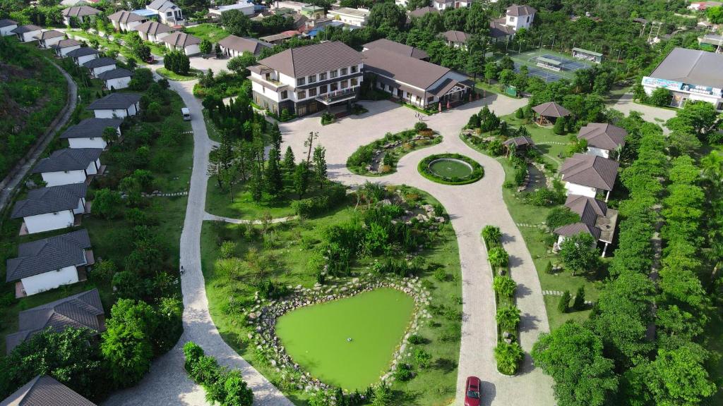 木州县Thao Nguyen Resort Moc Chau的享有村庄的空中景致,设有房屋和公园