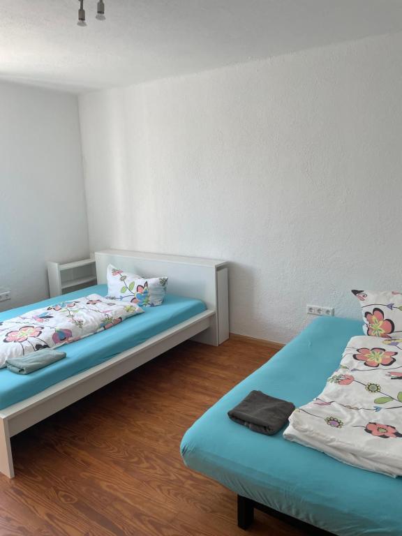 HugsweierApartament mit Schlafzimmer的配有两张床的客房内。