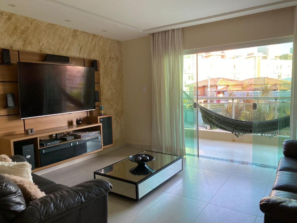 萨尔瓦多Casa do Mar Stella Maris的带沙发和电视的客厅