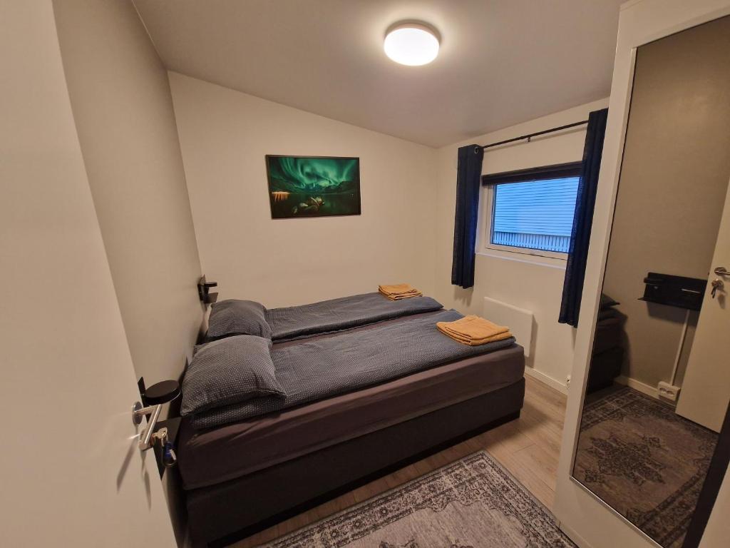 特罗姆瑟Northern living 2 room with shared bathroom的一间小卧室,卧室内配有一张床铺