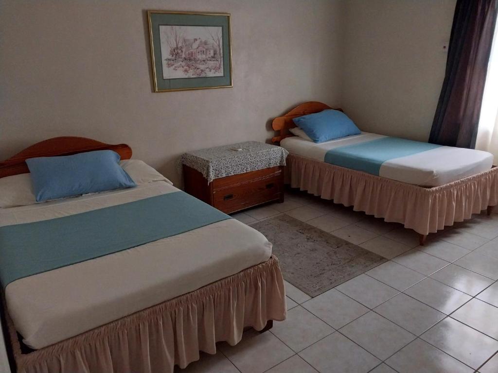 CalliaquaCasa Villa Apartments的配有两张床的客房内。