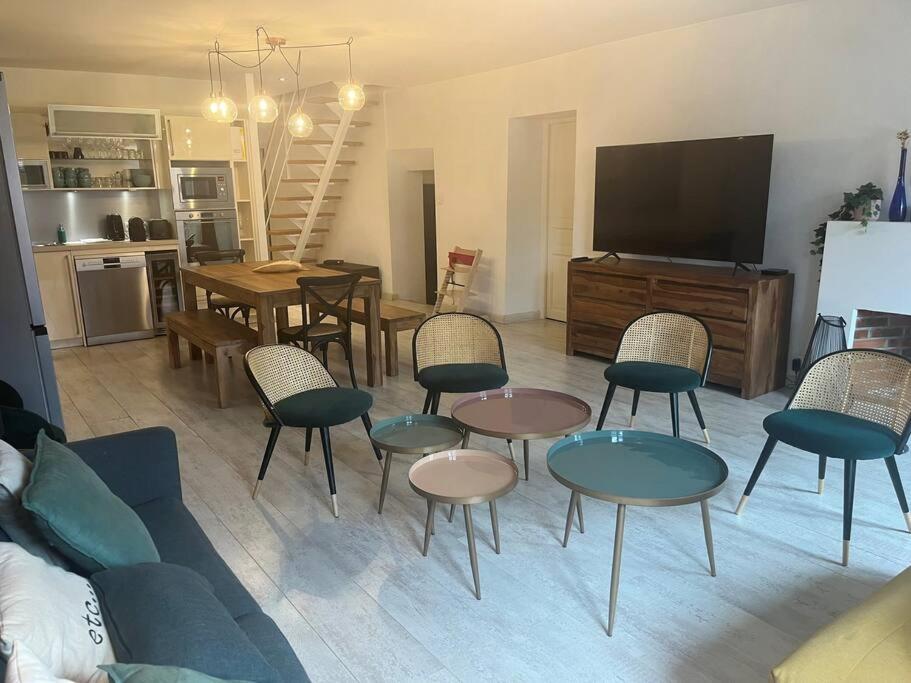 安锡L'escalier du Château T4 Duplex 9 couchages 4*的客厅配有桌椅和电视