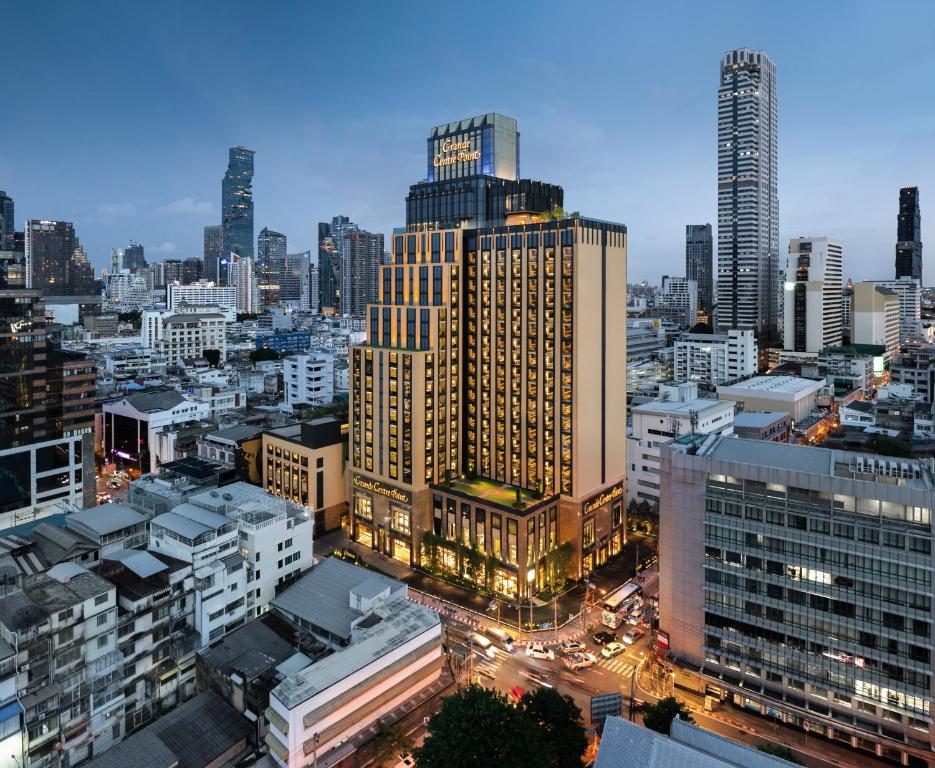 曼谷苏拉翁塞格兰德中心大酒店的享有夜间城市景观和建筑