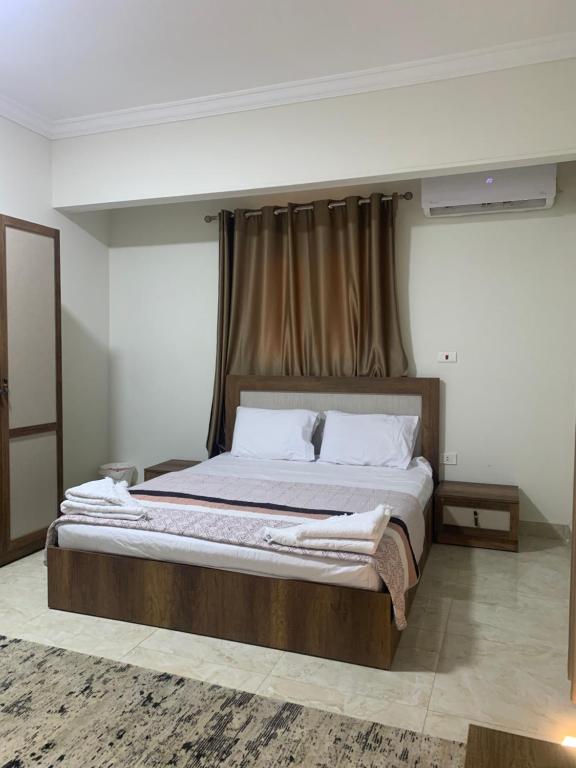 开罗Comfort suite的一间卧室,卧室内配有一张大床