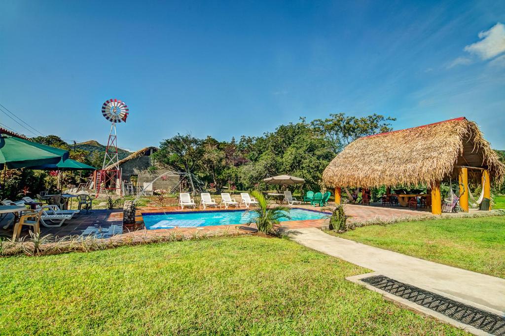 埃尔巴列德安通Windmill Hostal的一个带游泳池和水滑梯的度假村