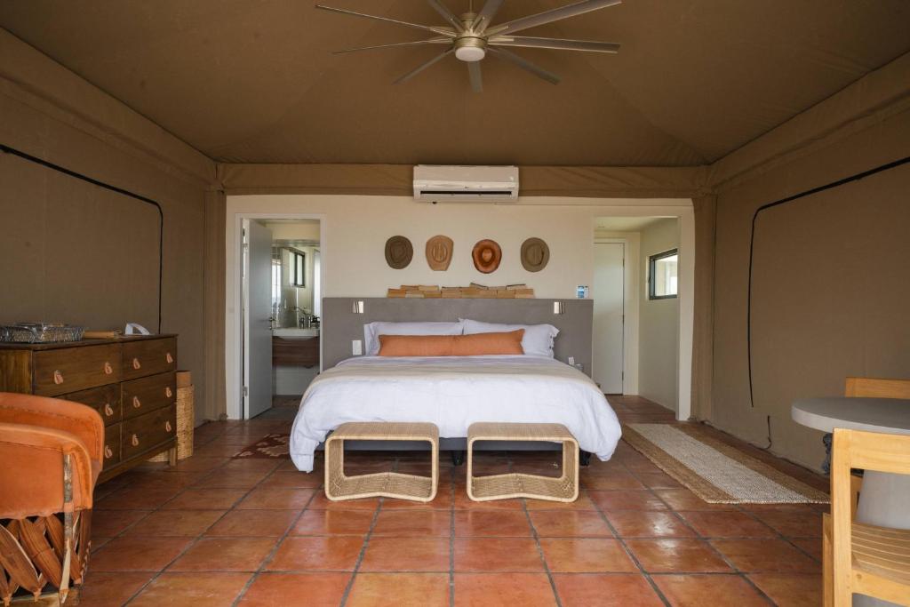 特灵瓜Camp Elena - Luxury Tents Minutes from Big Bend and Restaurants的一间卧室设有一张大床和天花板