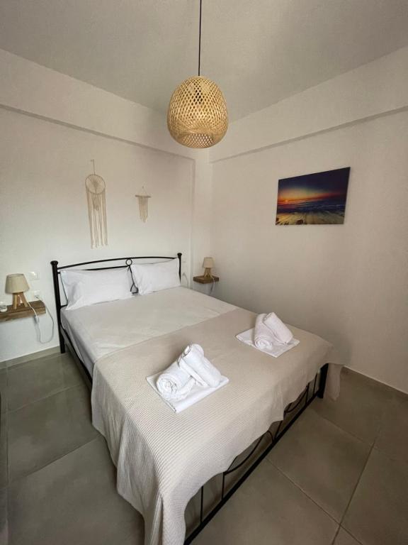 古卡斯特隆Olivar Suites的一间卧室配有一张床,上面有两条毛巾