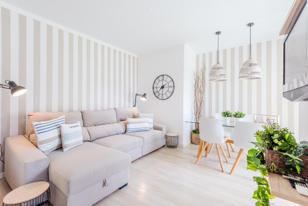 阿尔布费拉Alfamar Apartment at Praia da Falesia的客厅配有白色的沙发和桌子