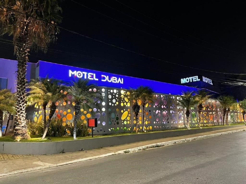 贝洛奥里藏特Motel DUBAI BH的大楼一侧的杜布林标志
