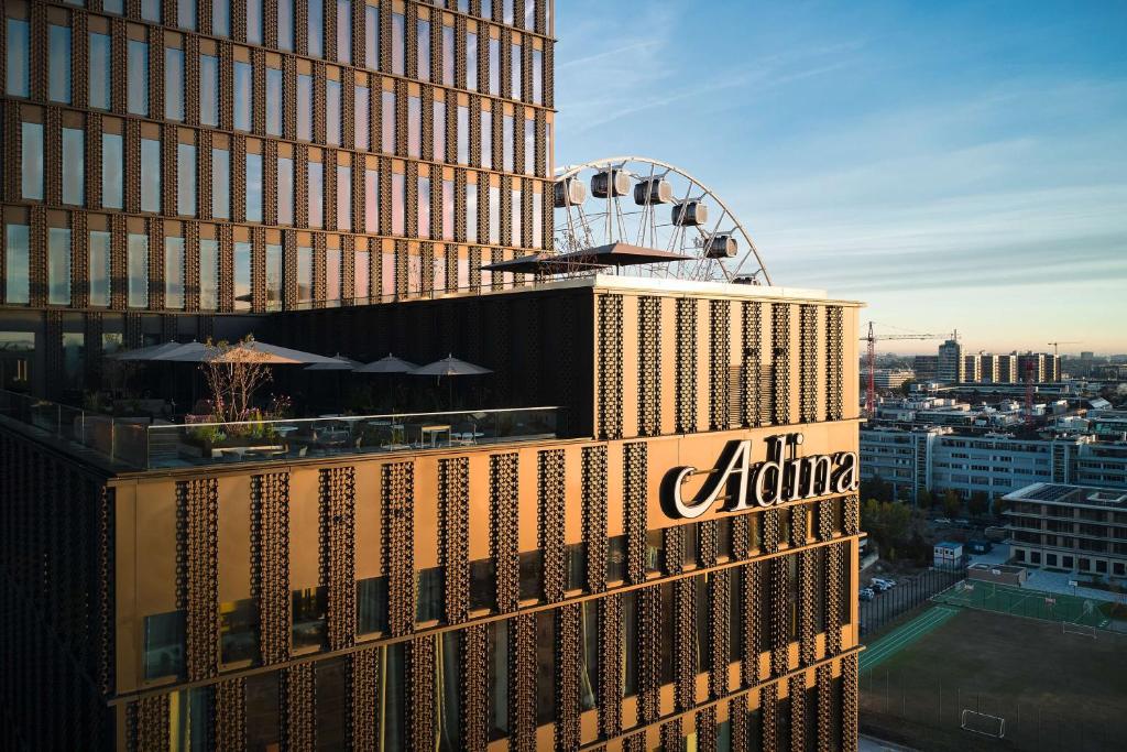 慕尼黑Adina Apartment Hotel Munich的新加坡阿罗哈酒店的景色