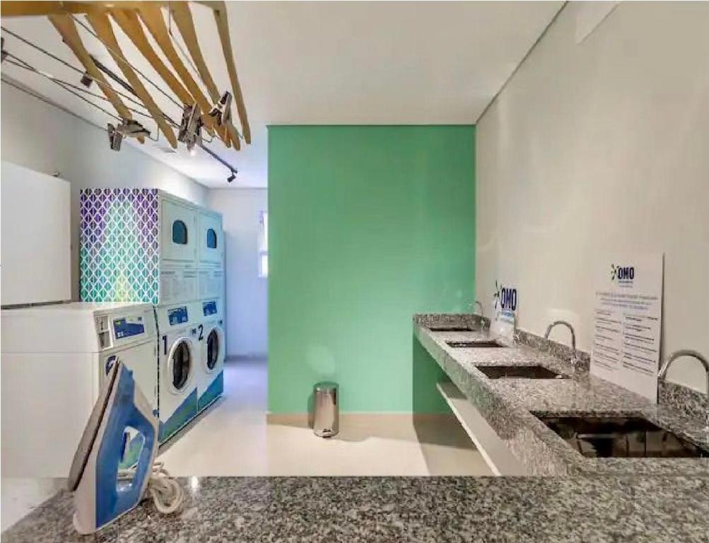 圣保罗Incrível Apartamento Em Frente Ao Metrô Brás !的厨房配有洗衣机、洗衣机和烘干机。