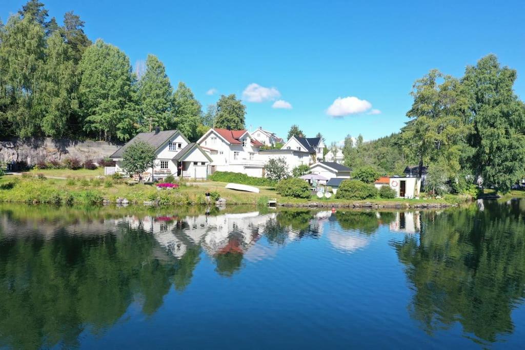 UlefossHus i Telemarkskanalens hjerte的湖畔房屋
