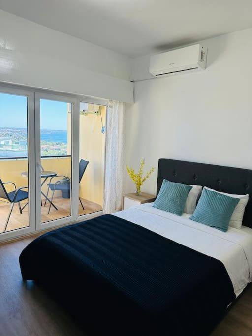 卡斯卡伊斯Studio with sea view in Cascais的一间带大床的卧室和一个阳台