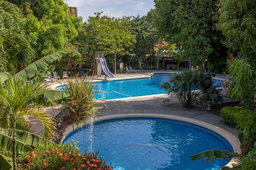 利比里亚博伊罗斯酒店的中间设有滑梯的大型游泳池