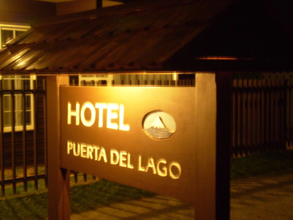 巴拉斯港Hotel Puerta del Lago的夜间酒店标志