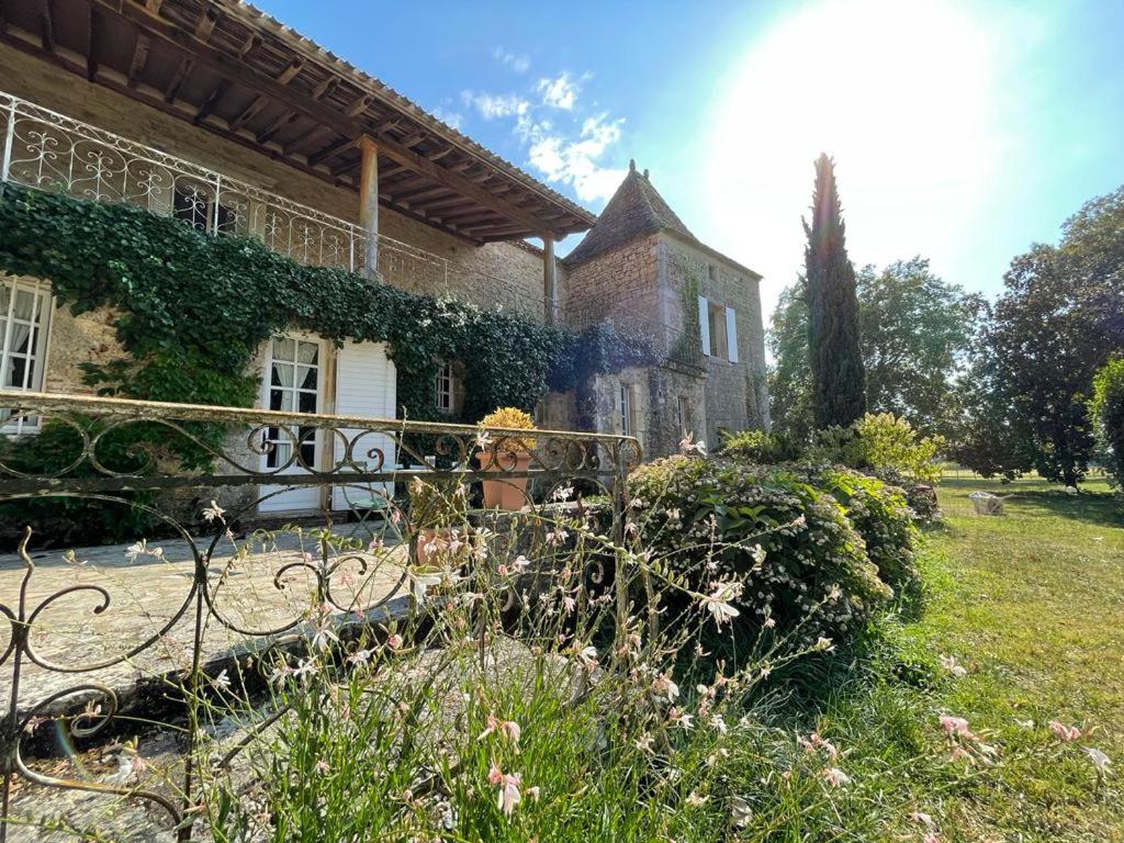 DuravelChâteau la Gineste - Castle and Vineyard的院子前有围栏的房子