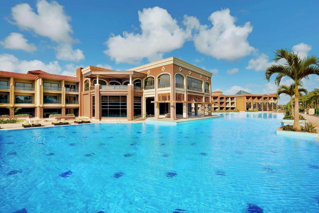 亚历山大Hilton Alexandria King's Ranch Hotel的度假村前的大型游泳池