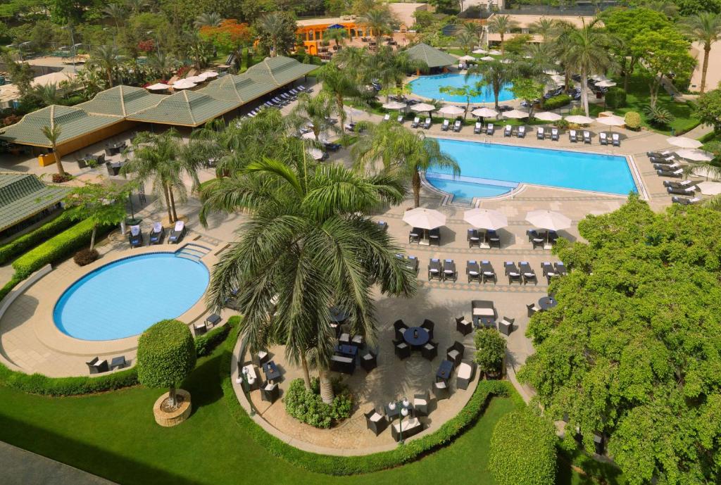 开罗开罗赫利奥波利斯希尔顿酒店的享有度假村游泳池的顶部景致