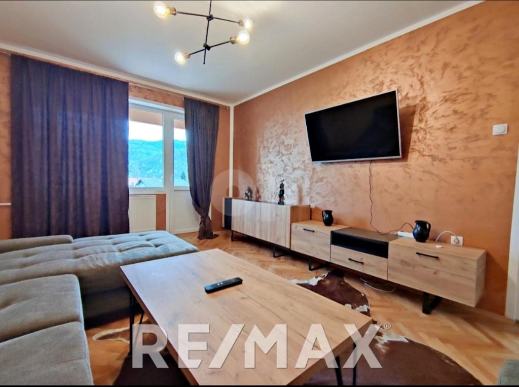 巴尼亚卢卡Goldi apartman的客厅配有沙发和墙上的电视