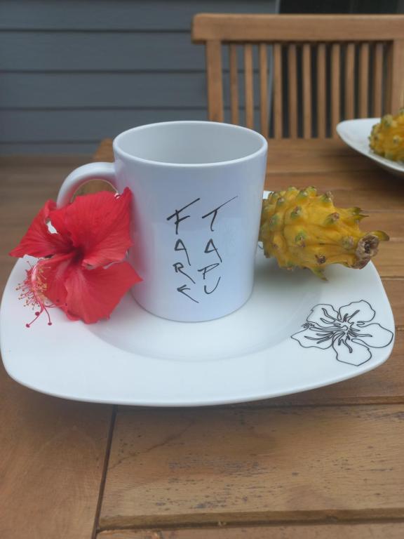 乌图罗阿Fare Tapu的坐在桌子上盘子上的咖啡杯