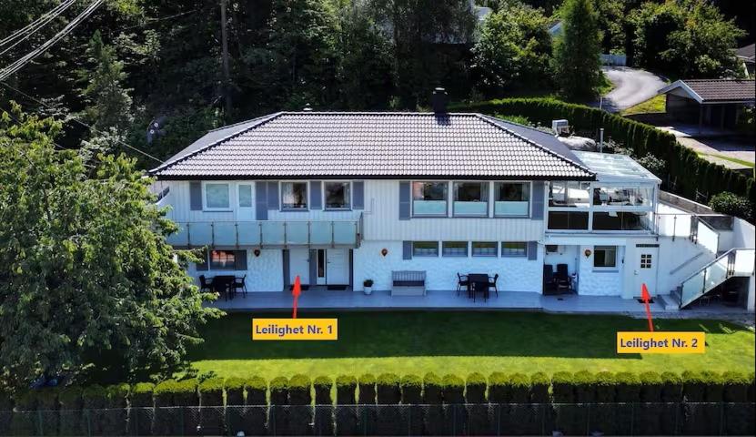 Leilighet 1 og 2 - Mandal, Norges sørligste kommune的白色房屋的空中景观,上面有疏散标志