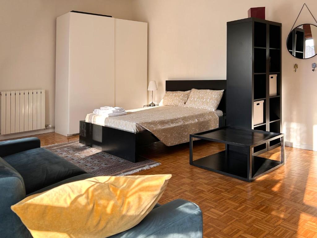 米兰Easy Isola, for an easy stay的客厅配有床和沙发