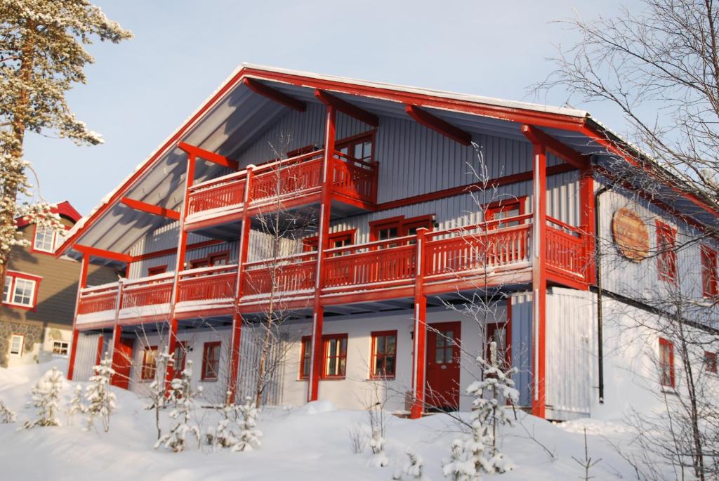 伊德菲尔Idre Fjäll, Söderbyn Ski in Ski out, 30 m till pisten的大房子设有阳台
