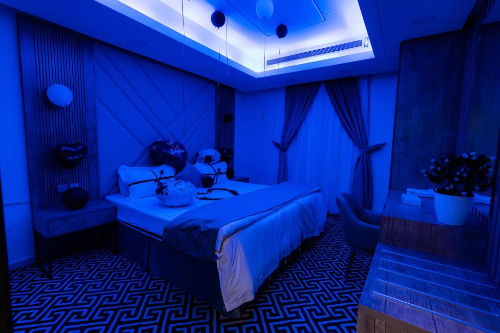利雅德شقق نيروز ان للشقق المخدومة - Newroz N Serviced Apartments的蓝色的房间,床上装有泰迪熊