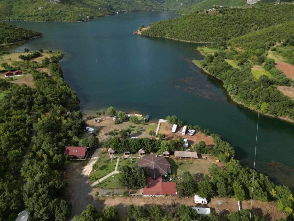 KomanAgora Farmhouse的湖泊岛屿的空中景观