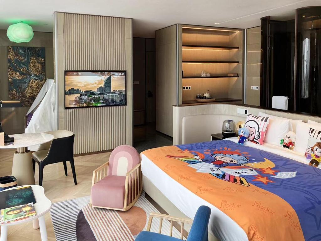 上海上海柏凡音乐酒店的一间带大床的卧室和一间餐厅