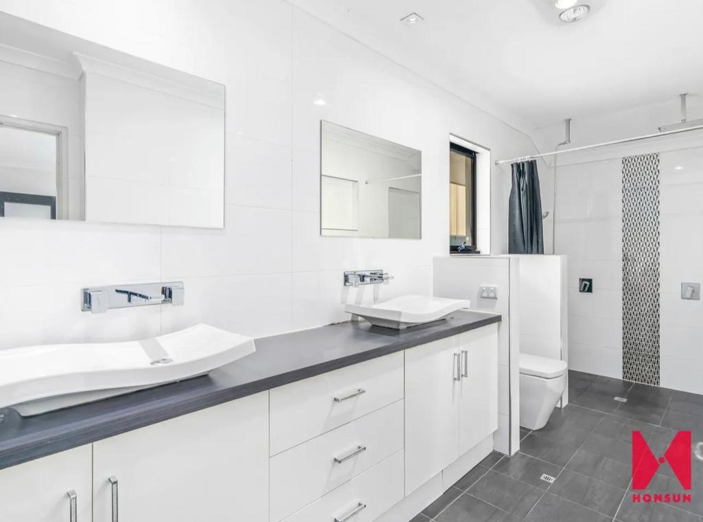 珀斯Leisurehome的白色的浴室设有2个盥洗盆和1个卫生间。