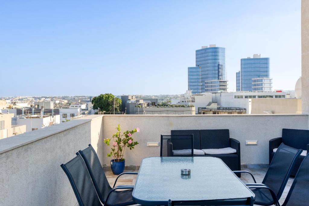 比尔基卡拉Annitchka Mansions - Penthouse in central Malta的市景阳台配有桌椅