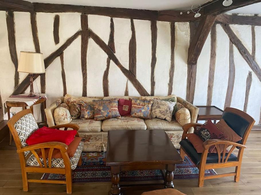欧塞尔La maison familiale的客厅配有沙发、椅子和桌子