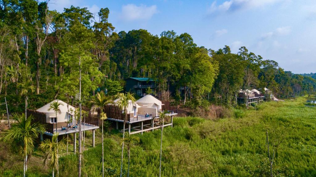 SrimangalaMachaan Wilderness Lodge Nagarahole的地面上一组房屋的空中景观
