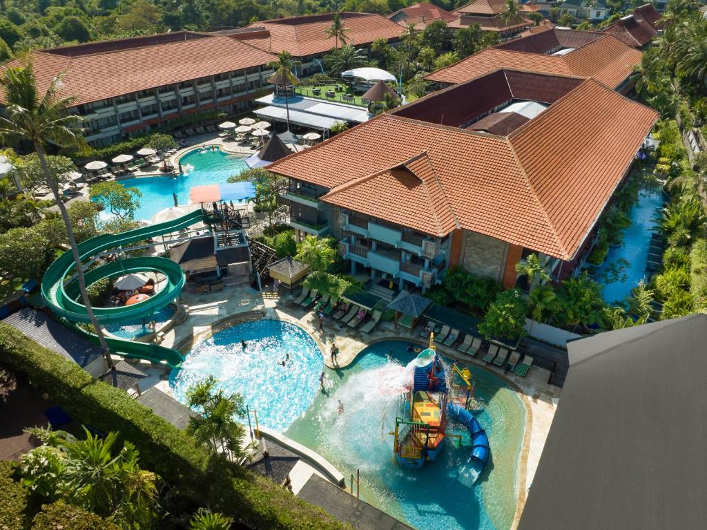 库塔巴厘岛王朝假日酒店的享有度假村游泳池的空中景致