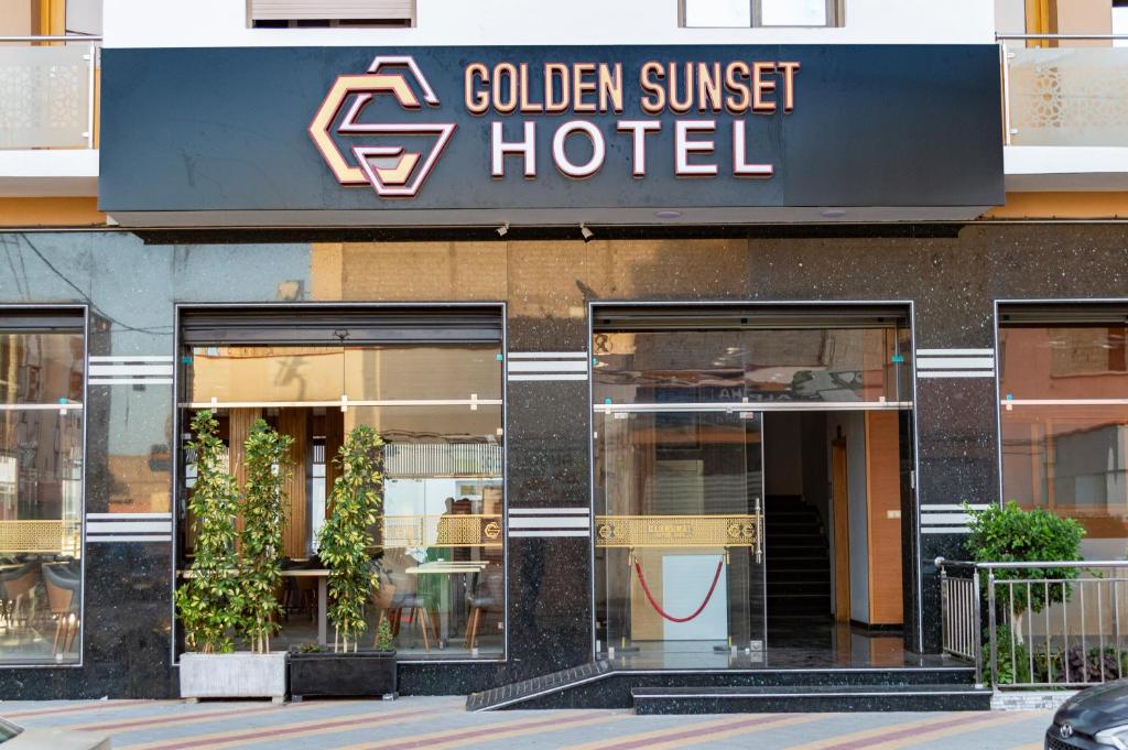 达赫拉Hotel Golden Sunset Dakhla的金色日落酒店前的商店