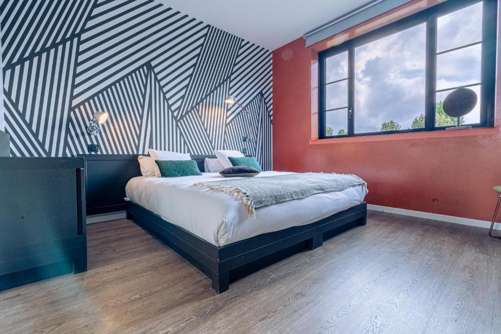 阿斯克新城Cowool Lille Villeneuve D'Ascq - Ex Olivarius的一间卧室设有一张床和一个大窗户