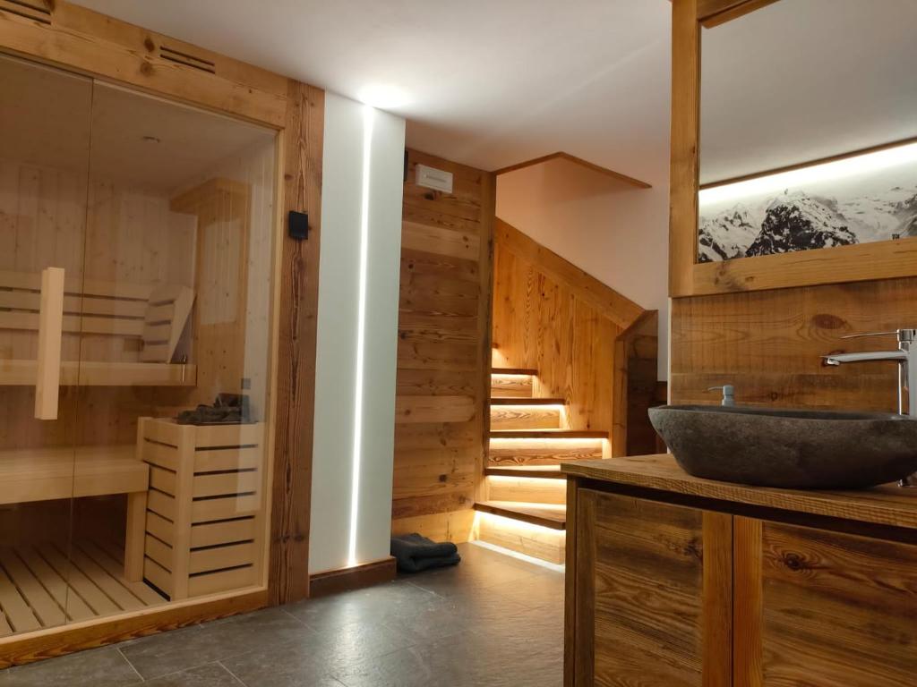 布勒伊-切尔维尼亚Fior di Roccia Apartments的一间带水槽和楼梯的浴室