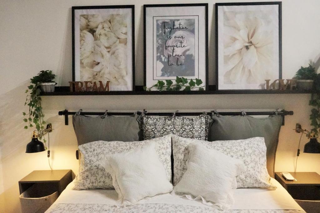 阿特里Casa in Centro Storico vista Gran Sasso的一间卧室配有一张带白色枕头和框架照片的床。