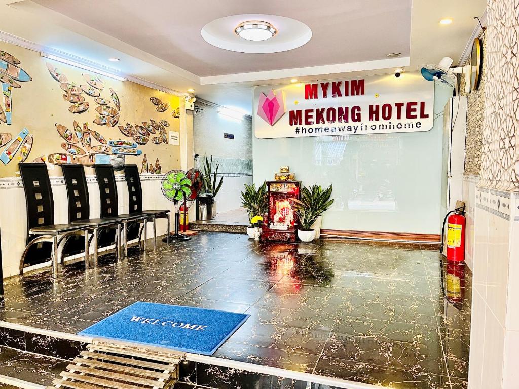 芹苴My Kim Hotel - Ngay Bến Ninh Kiều的大堂设有配备椅子的会议室