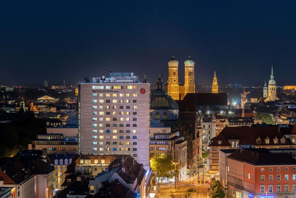 慕尼黑NH Collection München Bavaria的享有夜间城市景观和建筑