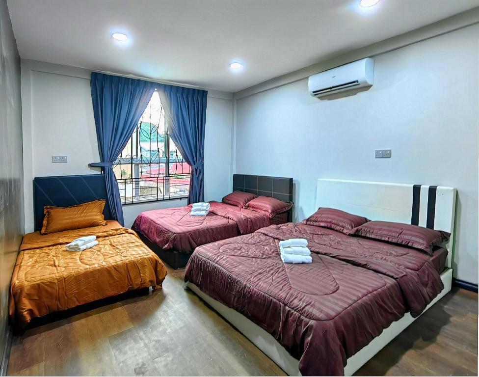 哥打京那巴鲁AaronL Homestay的一间卧室设有两张床和窗户。