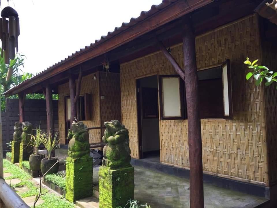 BanjarangkanBaliFarmhouse的前面有狮子雕像的房子