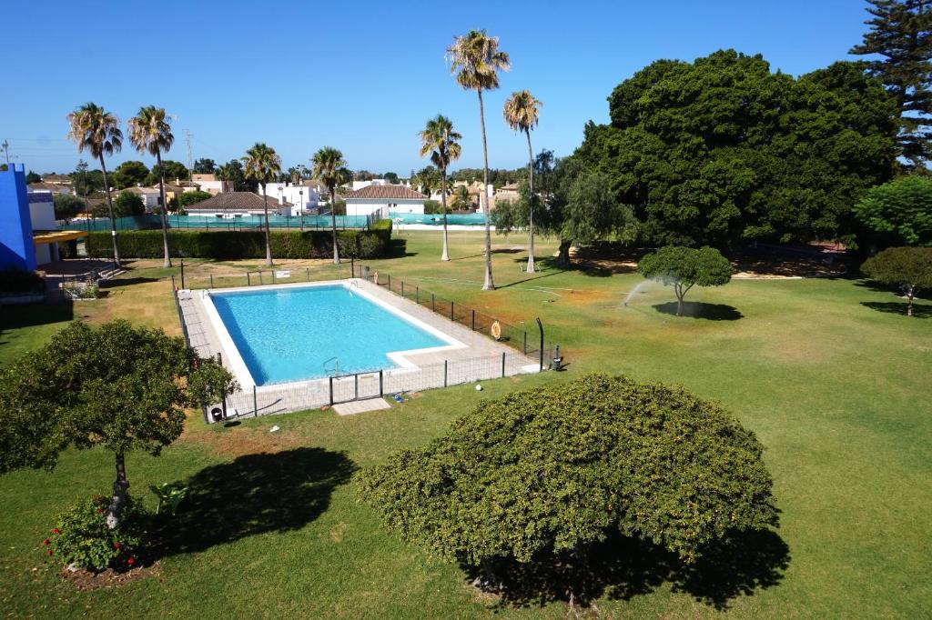桑卢卡尔-德巴拉梅达Villa Horacia的公园游泳池的顶部景色