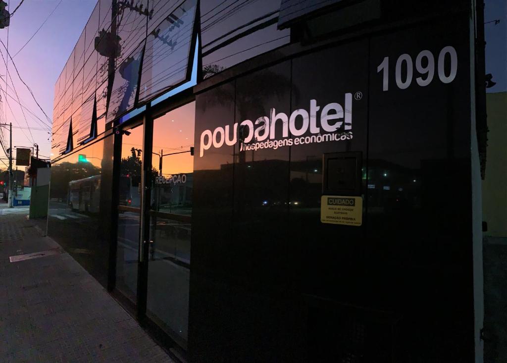 陶巴特Poupahotel的建筑物一侧有标志的商店