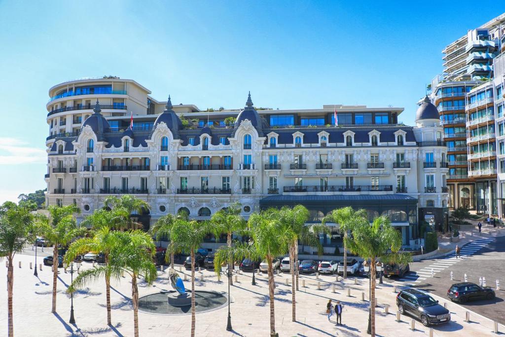 蒙特卡罗巴黎蒙特卡罗酒店的一座棕榈树环绕的大建筑