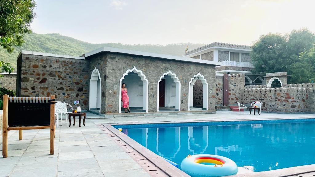 TehlaBluO Sariska - LUXE Stays Collection的一座房子,旁边设有游泳池