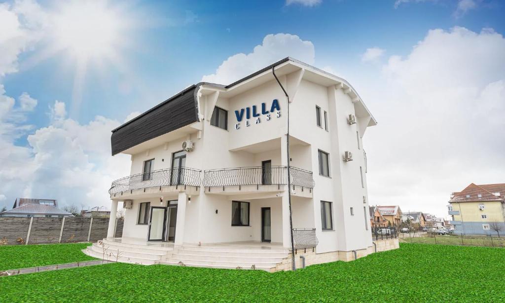 圣马丁Villa Class的白色的建筑,上面写着别墅字